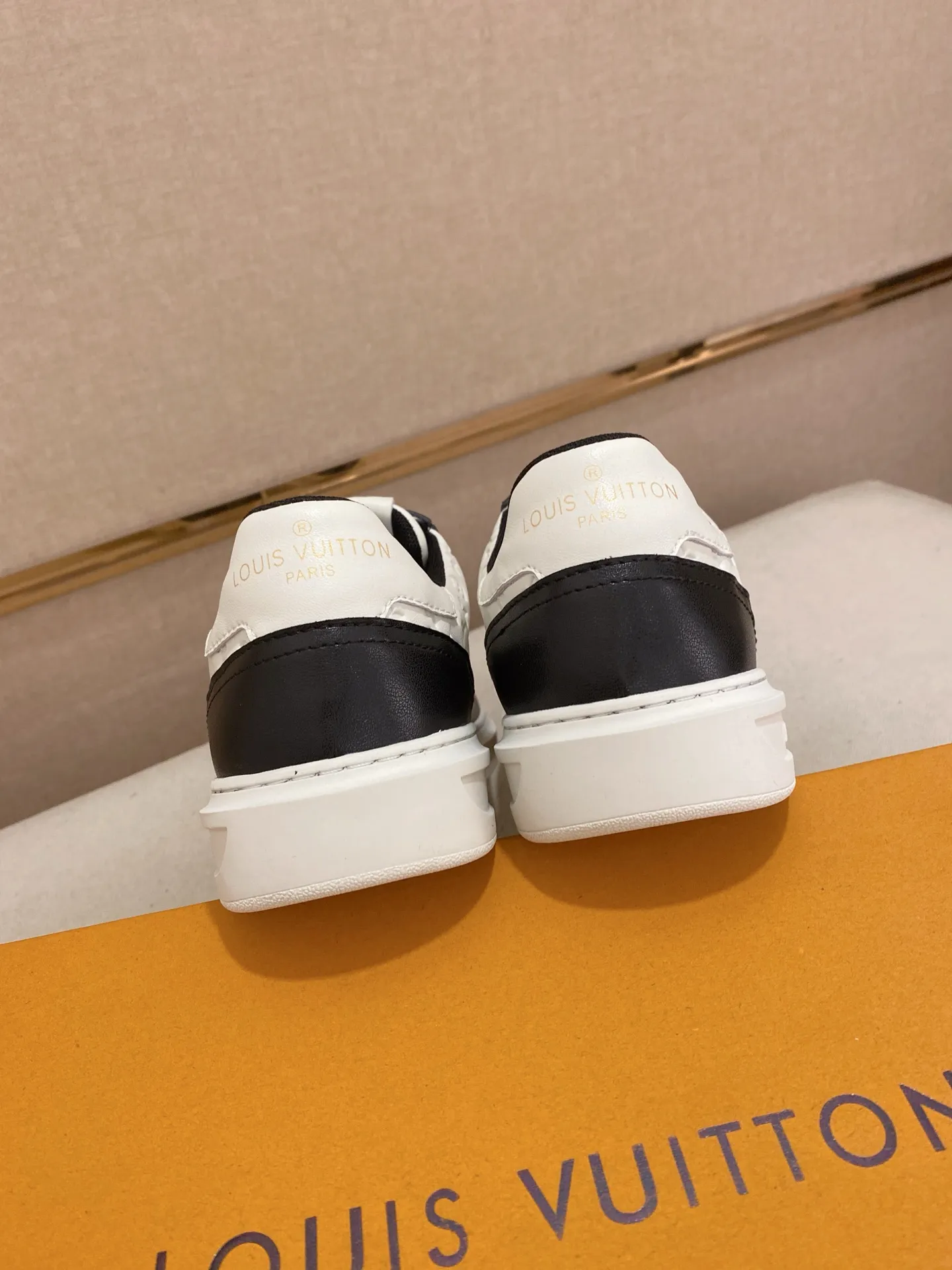 Men's shoes💰:420💰🇮🇹🇮🇹LV Louis Vuitton. The latest trendy casual shoes are popular in physical stores in sizes 38-44. New spring and summer comfortable imported custom original cowhide, unique jacquard fabric element design. Paired with sheepskin lining, Lv original bottom, [taiyang][taiyang] high-end packaging and high quality💪Details determine the quality, you can enter and leave the counter at will, welcome to compare🇮🇹